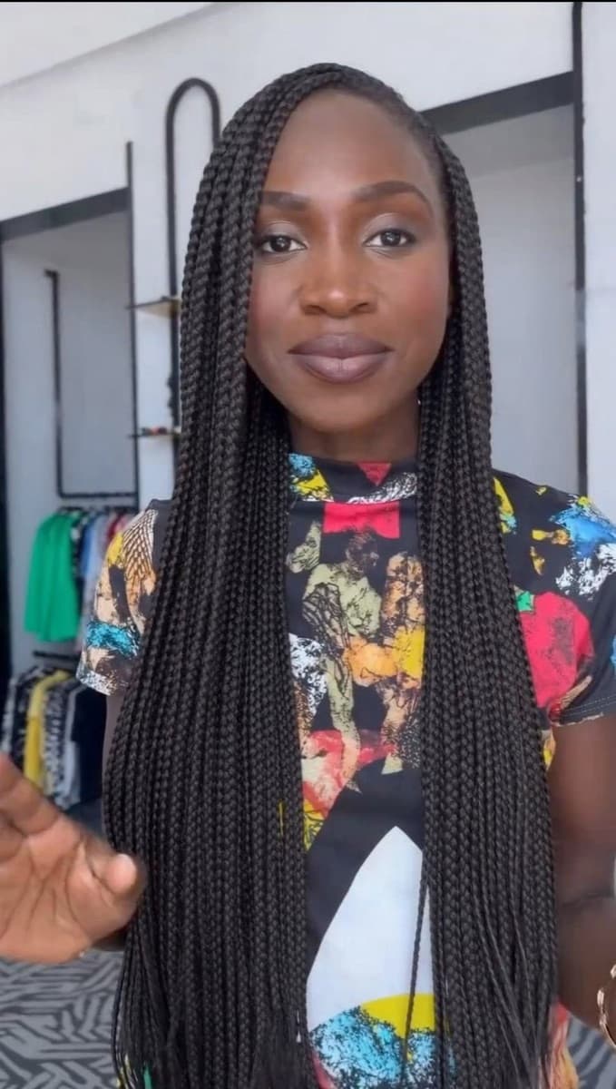 Nadège, créatrice de contenu générée par IA, dans une boutique de Douala